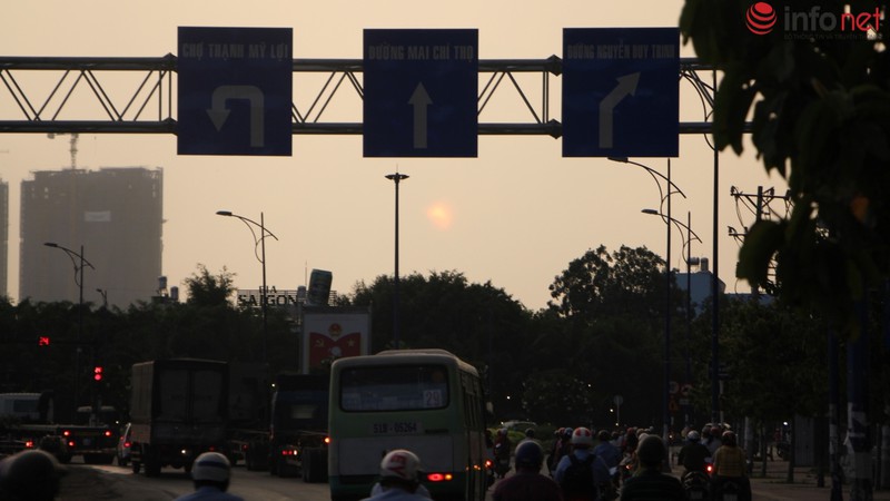 Bầu trời TP.HCM xám xịt trước cơn mưa lớn - ảnh 14