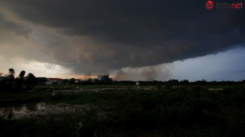 Bầu trời TP.HCM xám xịt trước cơn mưa lớn - ảnh 12