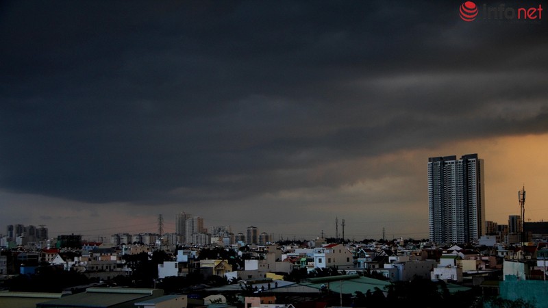 Bầu trời TP.HCM xám xịt trước cơn mưa lớn - ảnh 4