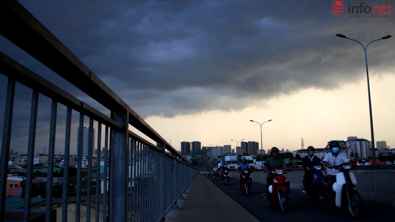 Bầu trời TP.HCM xám xịt trước cơn mưa lớn - ảnh 8