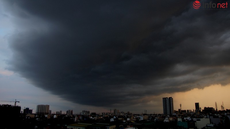 Bầu trời TP.HCM xám xịt trước cơn mưa lớn - ảnh 5
