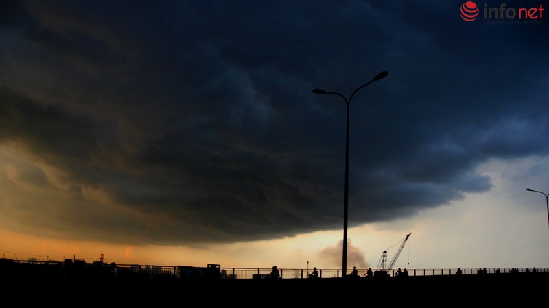 Bầu trời TP.HCM xám xịt trước cơn mưa lớn - ảnh 6