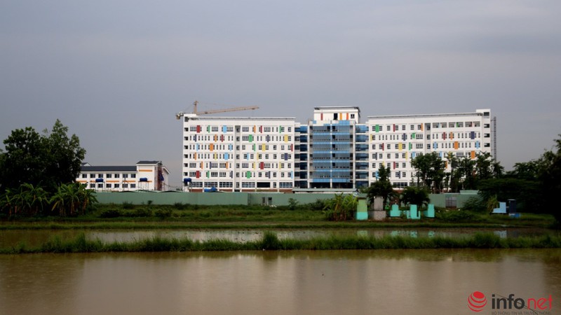 TP.HCM: Bệnh viện sắp khánh thành, đường cho xe cứu thương vẫn lổn nhổn đất đá - ảnh 1