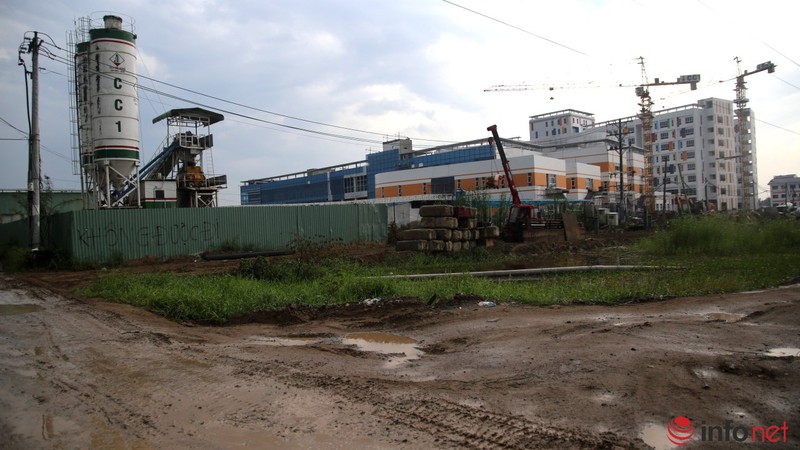 TP.HCM: Bệnh viện sắp khánh thành, đường cho xe cứu thương vẫn lổn nhổn đất đá - ảnh 9