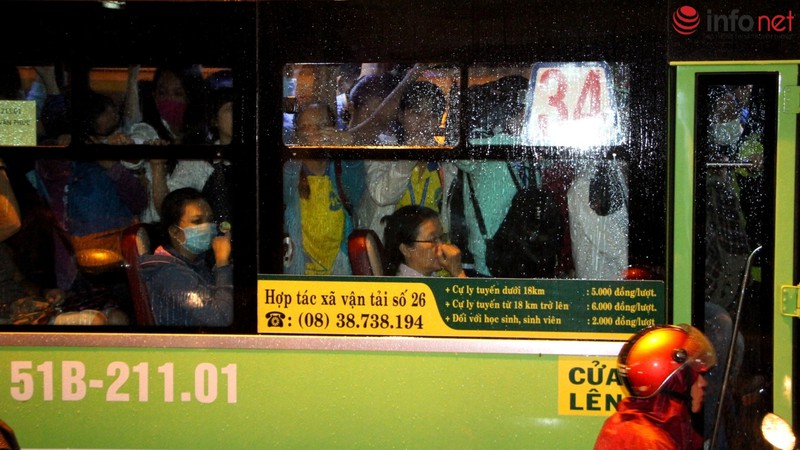 TP.HCM mưa cả ngày, phố ngập, đường tắc - ảnh 12