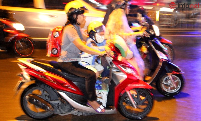 TP.HCM mưa cả ngày, phố ngập, đường tắc - ảnh 16