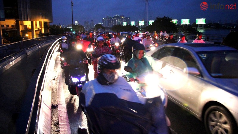 TP.HCM mưa cả ngày, phố ngập, đường tắc - ảnh 7