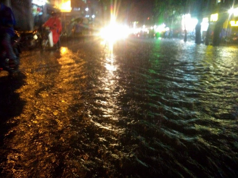 TP.HCM đang mưa cực lớn, bầu trời tối mịt mù, đường ngập nặng - ảnh 8