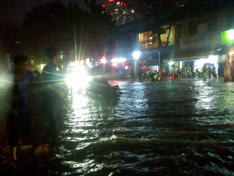 TP.HCM đang mưa cực lớn, bầu trời tối mịt mù, đường ngập nặng - ảnh 9