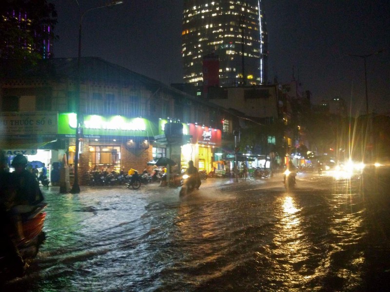 TP.HCM đang mưa cực lớn, bầu trời tối mịt mù, đường ngập nặng - ảnh 10