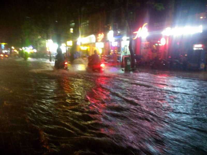 TP.HCM đang mưa cực lớn, bầu trời tối mịt mù, đường ngập nặng - ảnh 15