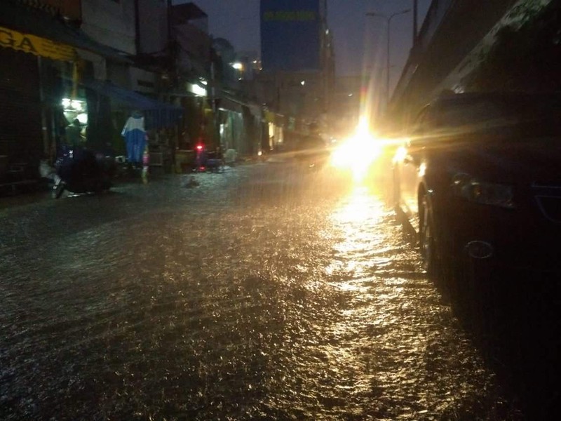 TP.HCM đang mưa cực lớn, bầu trời tối mịt mù, đường ngập nặng - ảnh 14