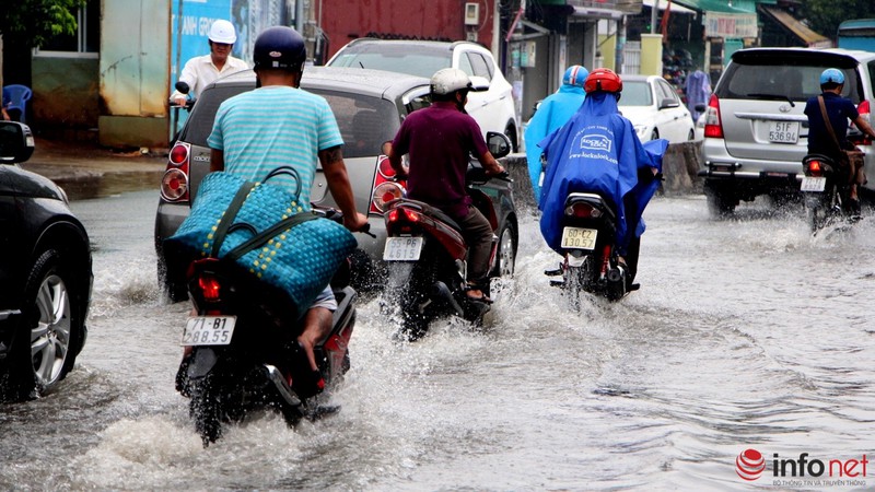 TP.HCM: Tới trưa, nhiều tuyến đường vẫn chìm trong nước sau cơn mưa hiếm gặp - ảnh 11