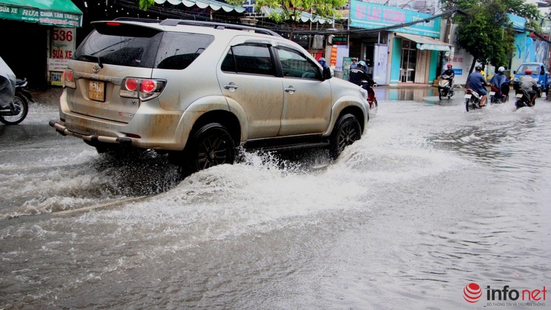 TP.HCM: Tới trưa, nhiều tuyến đường vẫn chìm trong nước sau cơn mưa hiếm gặp - ảnh 12