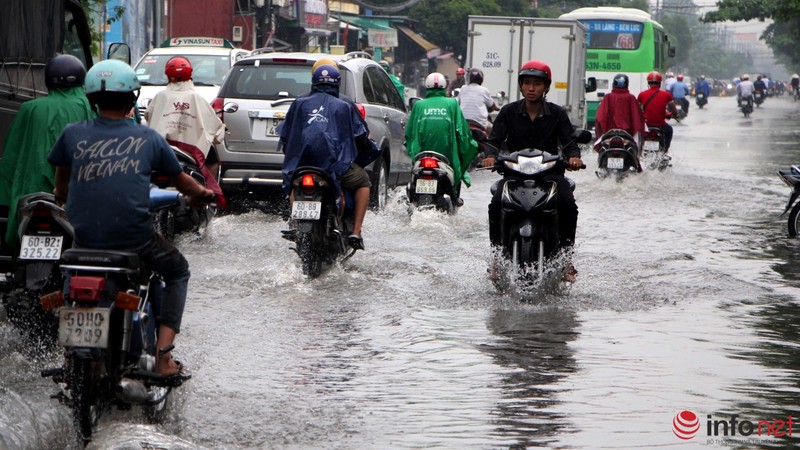 TP.HCM: Tới trưa, nhiều tuyến đường vẫn chìm trong nước sau cơn mưa hiếm gặp - ảnh 13