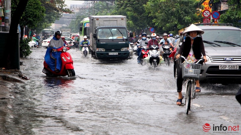 TP.HCM: Tới trưa, nhiều tuyến đường vẫn chìm trong nước sau cơn mưa hiếm gặp - ảnh 15