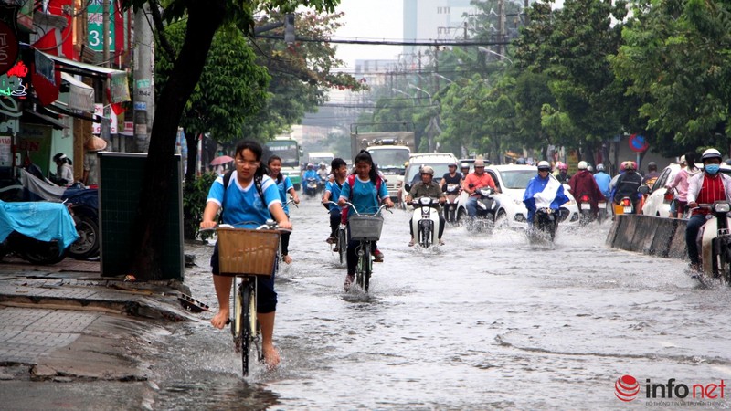 TP.HCM: Tới trưa, nhiều tuyến đường vẫn chìm trong nước sau cơn mưa hiếm gặp - ảnh 18