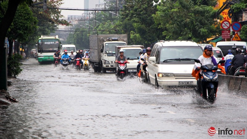TP.HCM: Tới trưa, nhiều tuyến đường vẫn chìm trong nước sau cơn mưa hiếm gặp - ảnh 16