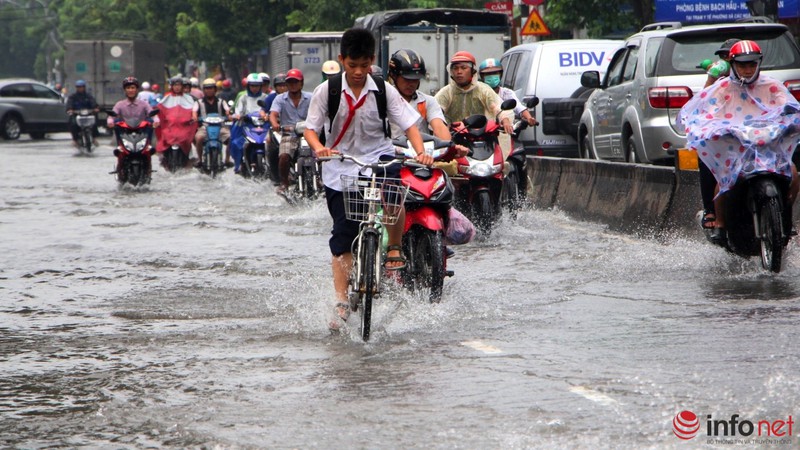 TP.HCM: Tới trưa, nhiều tuyến đường vẫn chìm trong nước sau cơn mưa hiếm gặp - ảnh 19