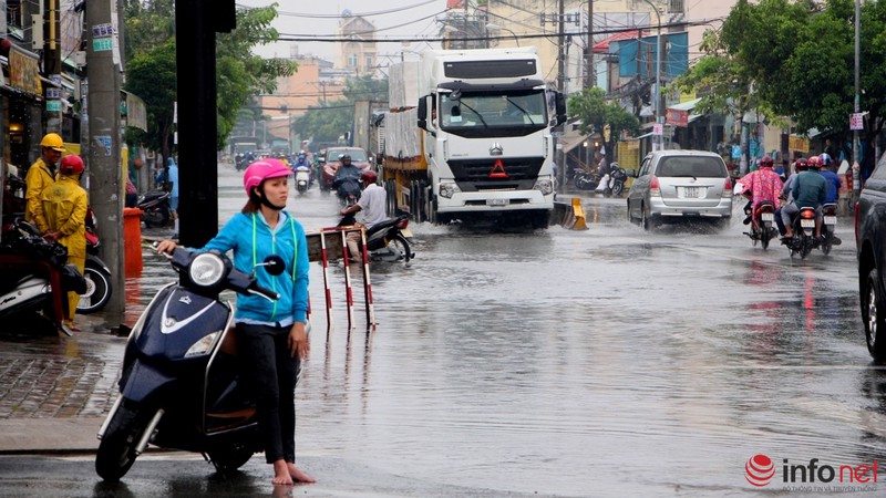 TP.HCM: Tới trưa, nhiều tuyến đường vẫn chìm trong nước sau cơn mưa hiếm gặp - ảnh 2