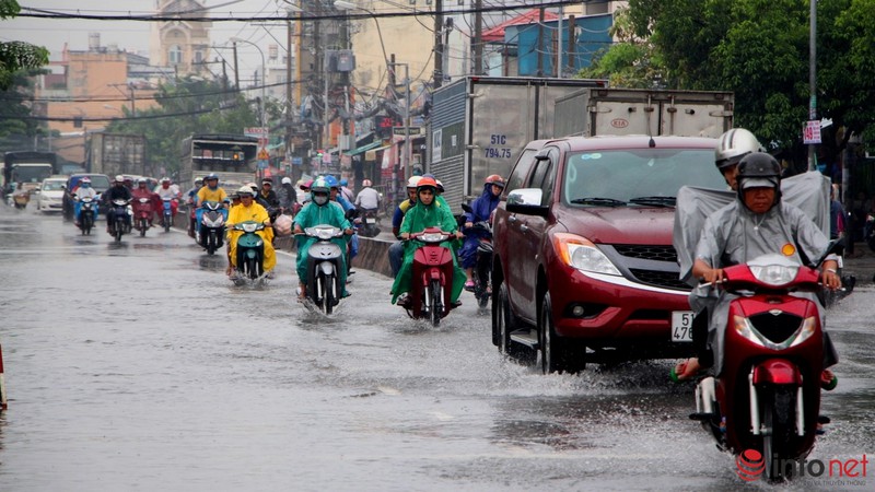 TP.HCM: Tới trưa, nhiều tuyến đường vẫn chìm trong nước sau cơn mưa hiếm gặp - ảnh 3