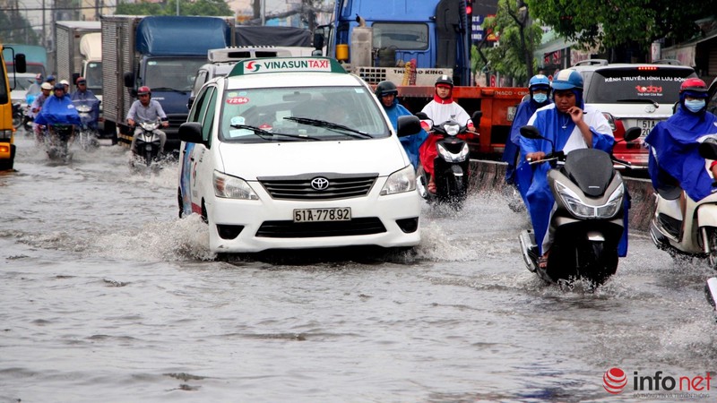 TP.HCM: Tới trưa, nhiều tuyến đường vẫn chìm trong nước sau cơn mưa hiếm gặp - ảnh 9