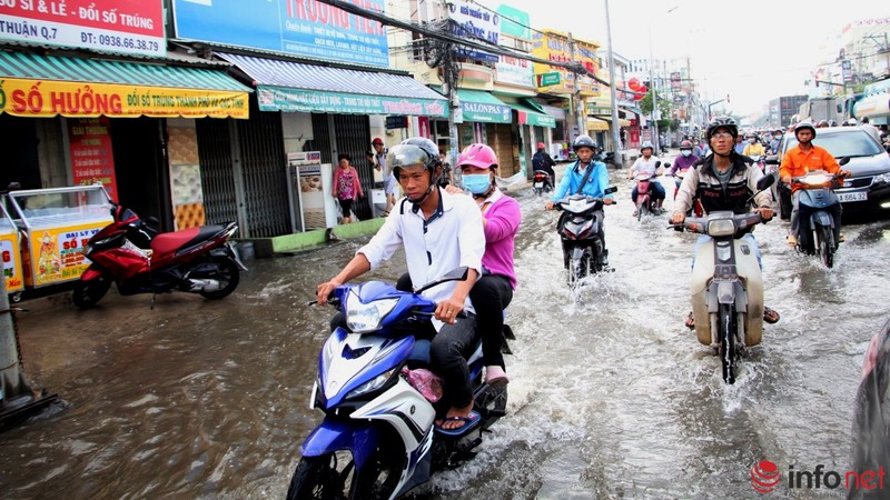 Người lớn, trẻ em mệt nhoài sáng đầu tuần vì triều cường, tắc đường - ảnh 13