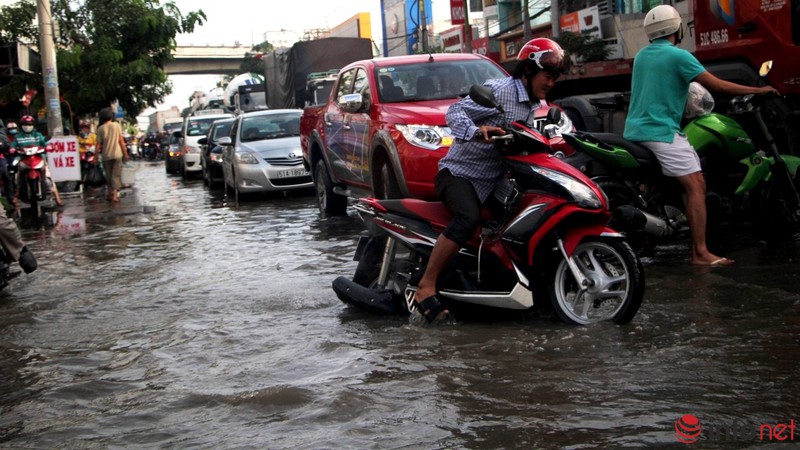 Người lớn, trẻ em mệt nhoài sáng đầu tuần vì triều cường, tắc đường - ảnh 14