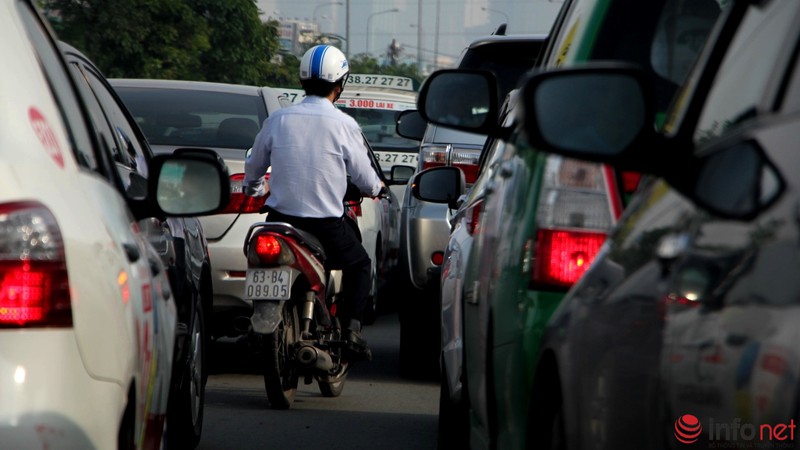 Người lớn, trẻ em mệt nhoài sáng đầu tuần vì triều cường, tắc đường - ảnh 15