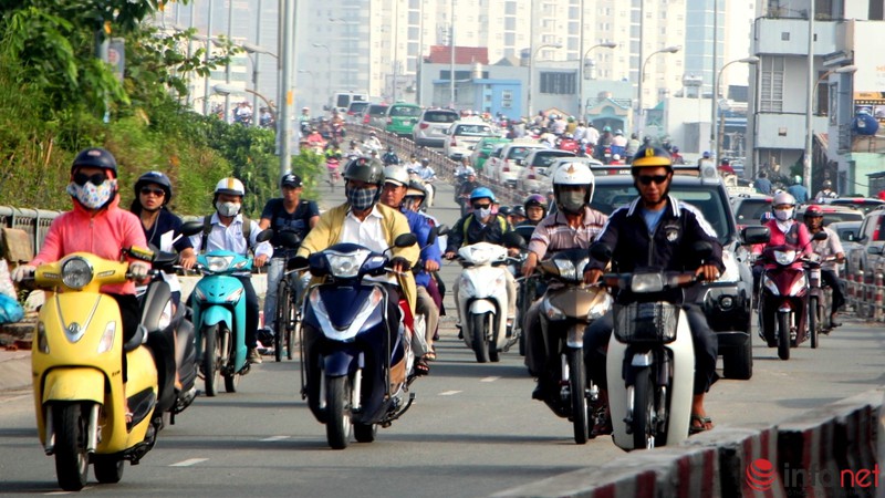 Người lớn, trẻ em mệt nhoài sáng đầu tuần vì triều cường, tắc đường - ảnh 16