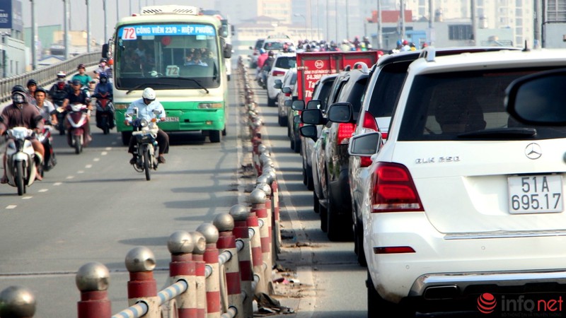 Người lớn, trẻ em mệt nhoài sáng đầu tuần vì triều cường, tắc đường - ảnh 17