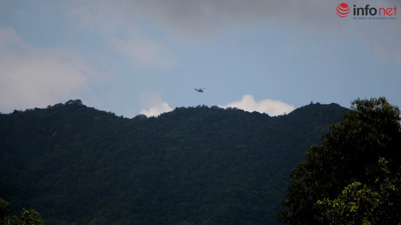 Trực thăng quần thảo trên núi Dinh tìm chiếc EC-130 mất tích - ảnh 5