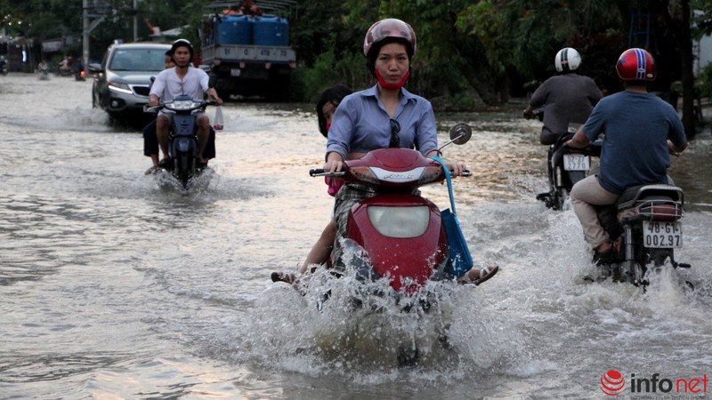 TP.HCM không mưa, nhiều tuyến đường vẫn ngập nặng do triều cường - ảnh 18