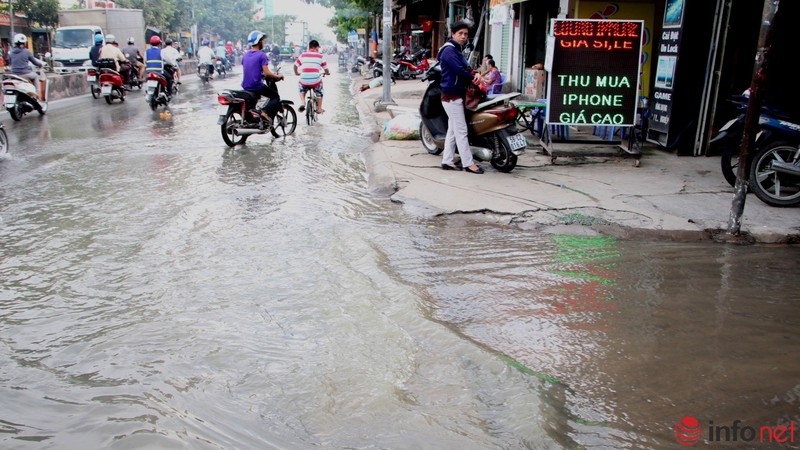 TP.HCM không mưa, nhiều tuyến đường vẫn ngập nặng do triều cường - ảnh 2