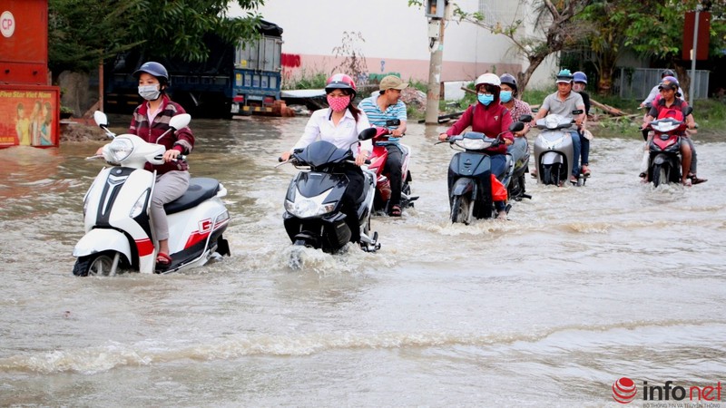 TP.HCM không mưa, nhiều tuyến đường vẫn ngập nặng do triều cường - ảnh 8