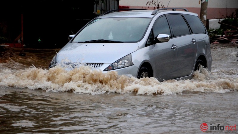 Triều cường đạt đỉnh, khách ngồi nhậu nhìn sóng vỗ ì oạp dưới sàn nhà - ảnh 1