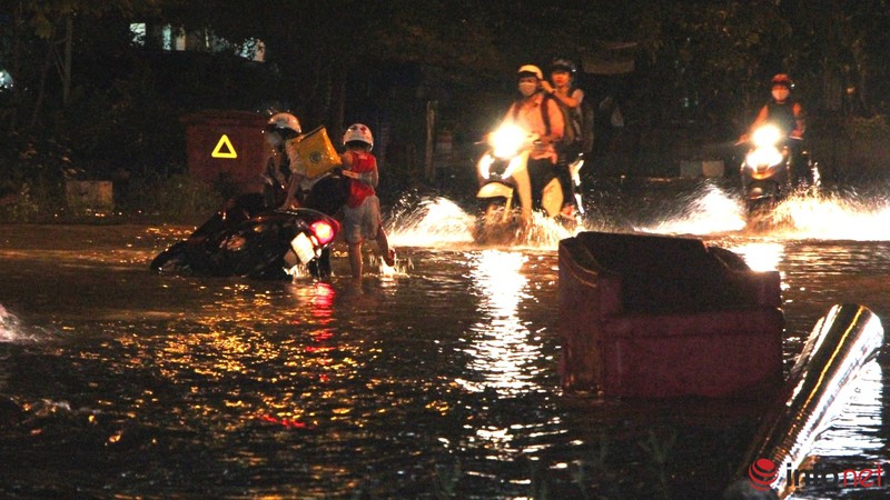 Triều cường đạt đỉnh, khách ngồi nhậu nhìn sóng vỗ ì oạp dưới sàn nhà - ảnh 14