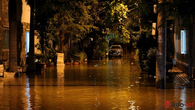 Triều cường đạt đỉnh, khách ngồi nhậu nhìn sóng vỗ ì oạp dưới sàn nhà - ảnh 15