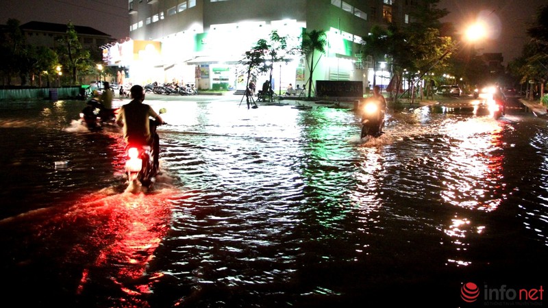 Triều cường đạt đỉnh, khách ngồi nhậu nhìn sóng vỗ ì oạp dưới sàn nhà - ảnh 16