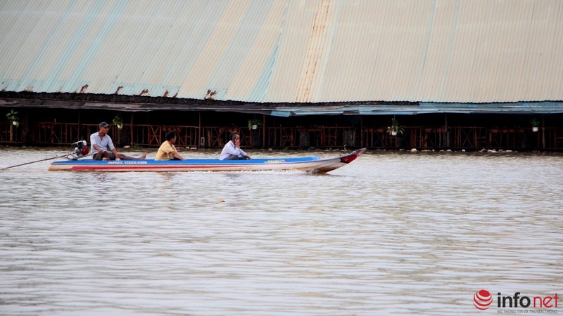 Triều cường đạt đỉnh, khách ngồi nhậu nhìn sóng vỗ ì oạp dưới sàn nhà - ảnh 4