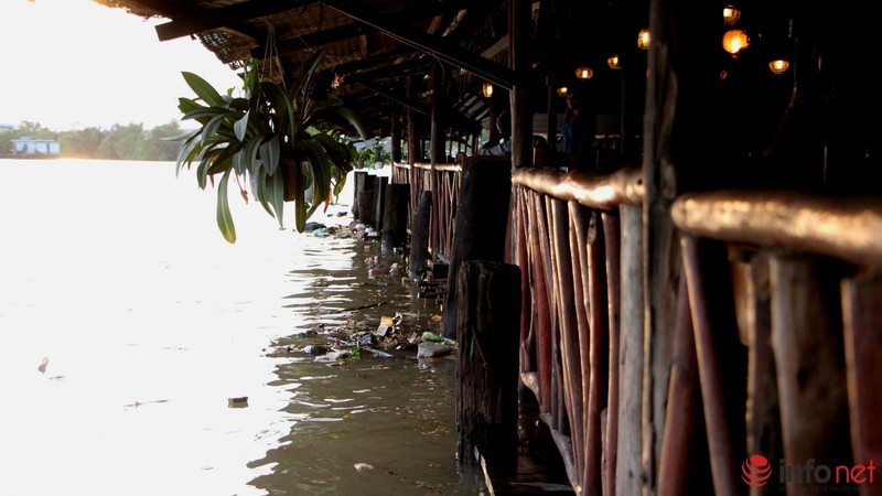 Triều cường đạt đỉnh, khách ngồi nhậu nhìn sóng vỗ ì oạp dưới sàn nhà - ảnh 6