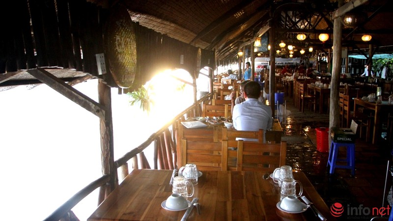 Triều cường đạt đỉnh, khách ngồi nhậu nhìn sóng vỗ ì oạp dưới sàn nhà - ảnh 7