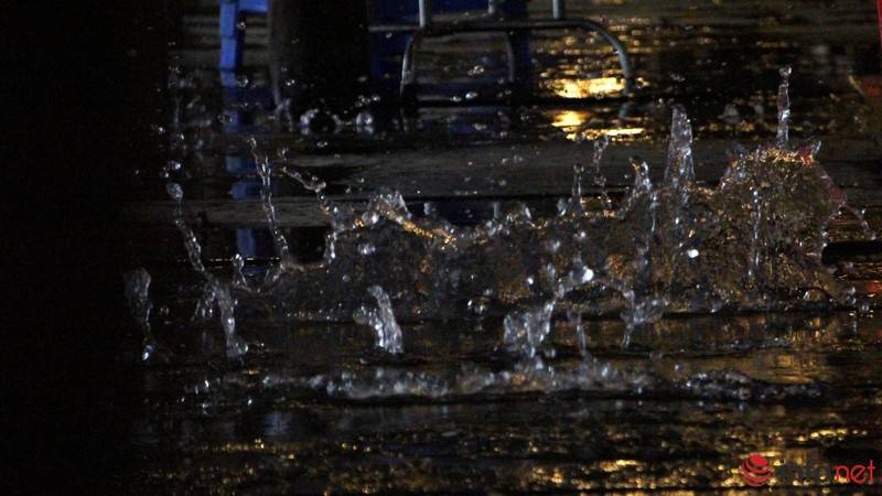 Triều cường đạt đỉnh, khách ngồi nhậu nhìn sóng vỗ ì oạp dưới sàn nhà - ảnh 8