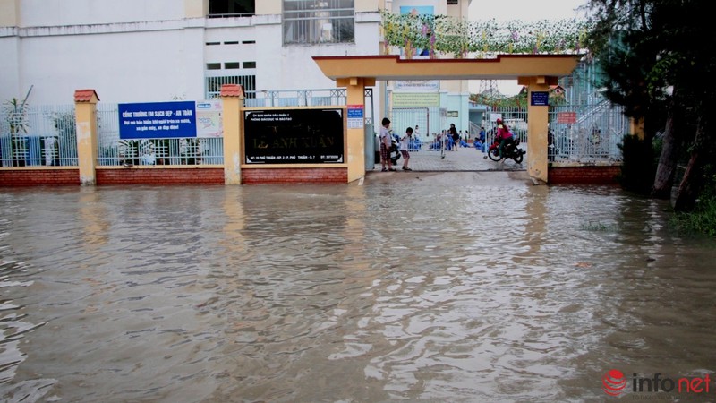 Triều cường đạt đỉnh, khách ngồi nhậu nhìn sóng vỗ ì oạp dưới sàn nhà - ảnh 2