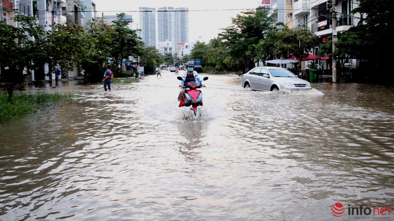 Triều cường đạt đỉnh, khách ngồi nhậu nhìn sóng vỗ ì oạp dưới sàn nhà - ảnh 3