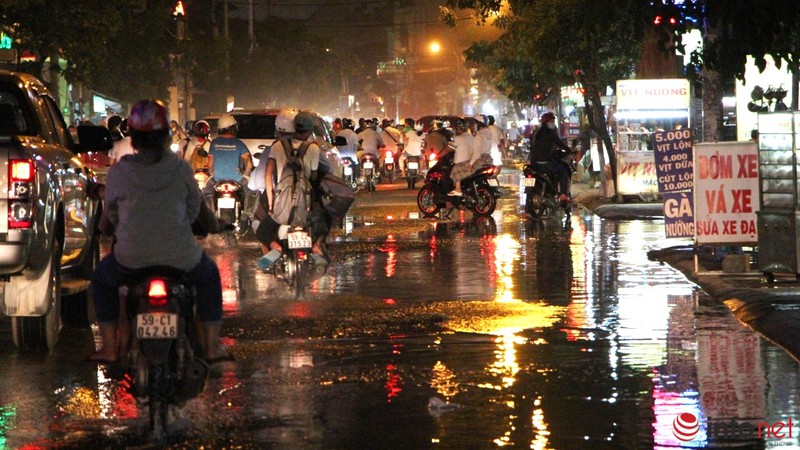 Triều cường đạt đỉnh, khách ngồi nhậu nhìn sóng vỗ ì oạp dưới sàn nhà - ảnh 9