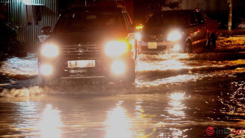 Triều cường đạt đỉnh, khách ngồi nhậu nhìn sóng vỗ ì oạp dưới sàn nhà - ảnh 11