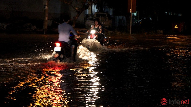 Triều cường đạt đỉnh, khách ngồi nhậu nhìn sóng vỗ ì oạp dưới sàn nhà - ảnh 12