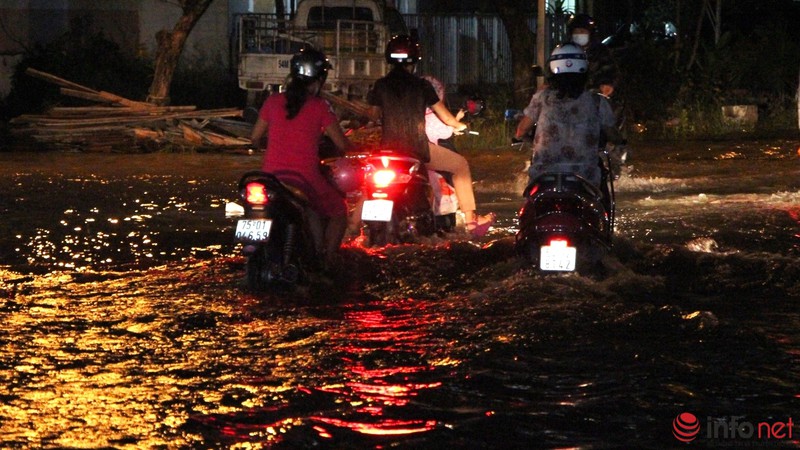 Triều cường đạt đỉnh, khách ngồi nhậu nhìn sóng vỗ ì oạp dưới sàn nhà - ảnh 13