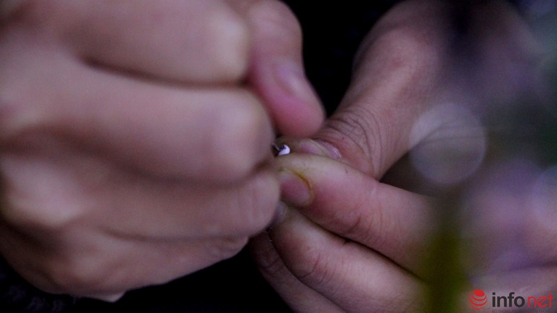 Độc đáo kỹ năng viết chữ lên hạt gạo tại Chợ đêm Đà Lạt - ảnh 1